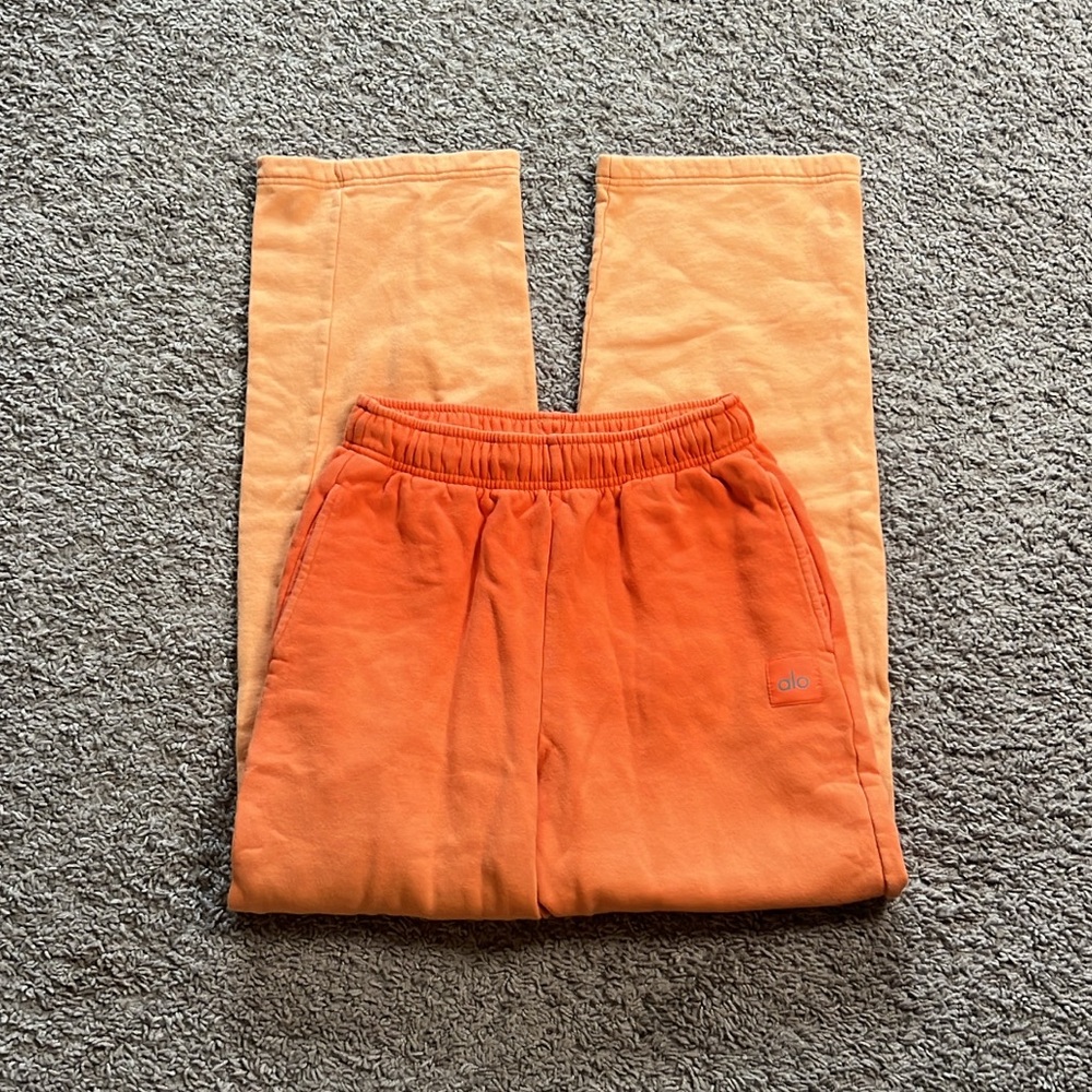 Alo orange ombre straight leg accolade sweatpants. Size XXS